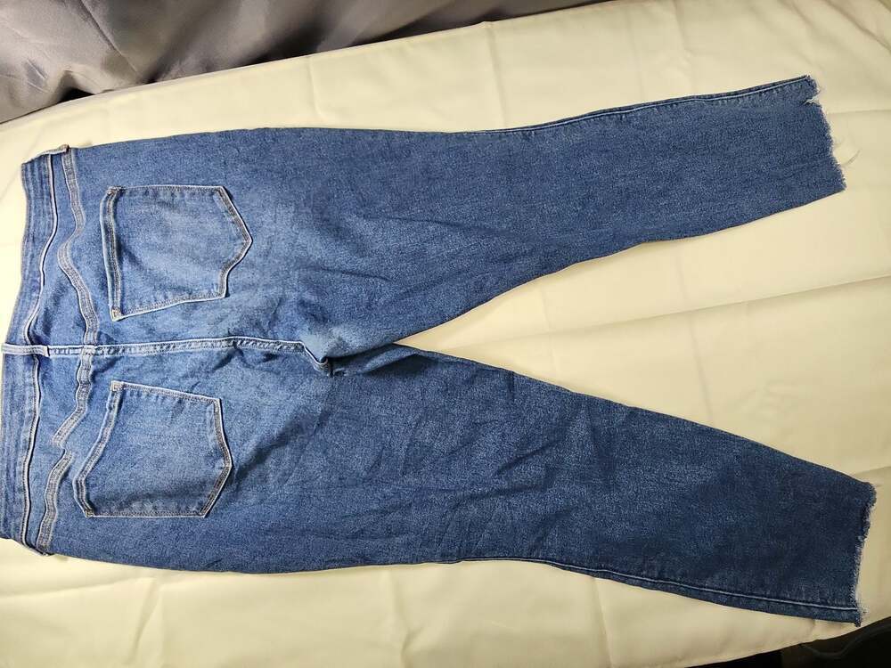 Old Navy Rockstar Super Skinny 360 Stretch Extra High Rise Raw Hem - Picture 5 of 5